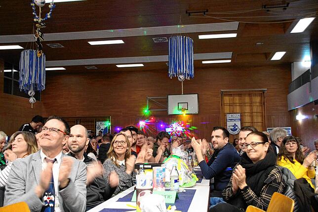 Die Gäste feierten begeistert das Jubiläum 100 Jahre FC Weizen in der Ehrenbachhalle Weizen mit. Grußworte überbrachten Bürgermeister ...