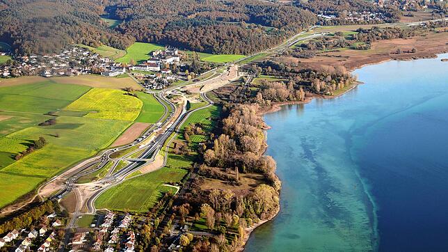 (Archivbild) Eine 27-Jährige war mit ihrem Fahrzeug mit über zwei Promille auf der B33 unterwegs.