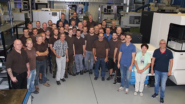 Das Unternehmen Erwin Weidele GmbH in Sauldorf-Rast wird am 5.&nbsp;Oktober 50 Jahre alt. Sofie Weidele (Zweite von rechts) und ...
