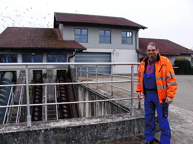 Peter Godau erklärt die Funktionsweise des Schneckenpumpwerks: Die beiden kleinen Förderschnecken rechts fördern gemeinsam 90 Liter pro ...