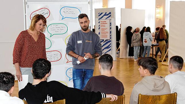 In der Aula des Hegau-Gymnasiums informieren Fachkräfte (im Bild Carina Frank und Fabian Jacobi) an fünf Stationen Jugendliche über ...