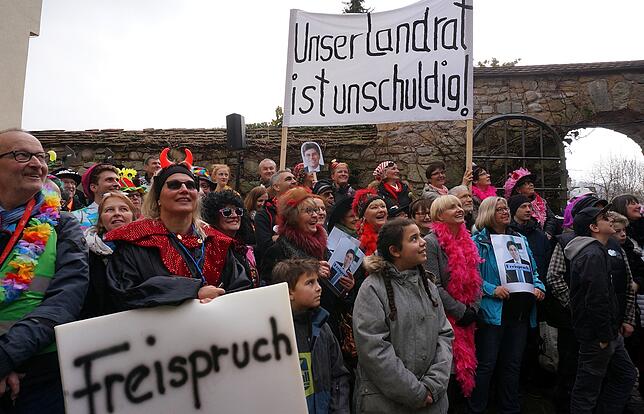 Mit Fans: Die Unterstützer des Angeklagten können den Schuldspruch des Narrengerichts nicht abwenden. Bild: Ursula Freudig