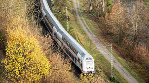 Ein Intercity fährt von Rottweil in Richtung Stuttgart. Bauarbeiten treffen wichtige Bahnverbindungen im Land – auch die Gäubahn ist ...