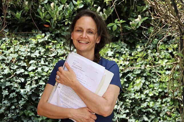 Corinna Vogt, Regisseurin und Vorsitzende des Theatervereins Zeitschleuse, mit dem Rollenbuch, das auseinanderfällt &ndash; Zeichen ...