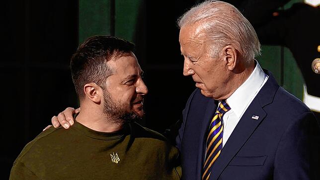 Joe Biden (r), Präsident der USA begrüßt Wolodymyr Selenskyj, Präsident der Ukraine, im Weißen Haus.