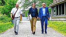 Verkehrsminister Winfried Hermann (rechts) und Furtwangens Bürgermeister Josef Herdner beim Besuch an der Hochschule Furtwangen. ...
