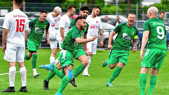 Nicht zu bremsen: Seit Wochen spielte der genesene Sascha Strazzeri (Mitte) in Hochform, erzielt ein Tor nach dem anderen und hat großen ...