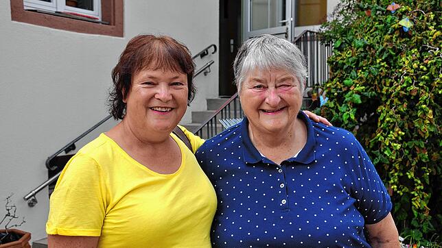 Wiedersehensfreude: Doris Metzler die heutige und Anita Fehrenbach die ehemalige Leiterin des Kindergartens auf dem Spielplatz.