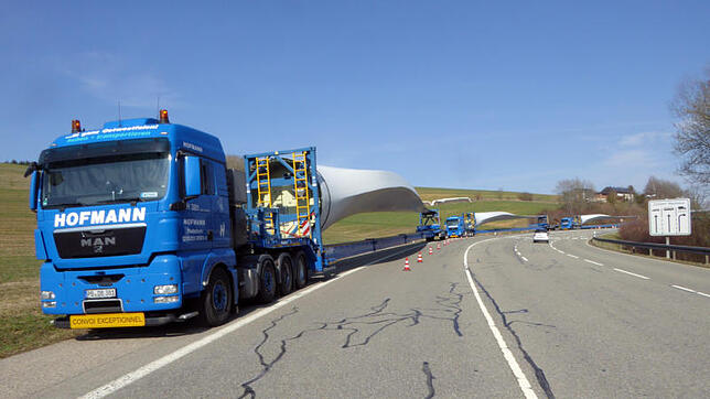 Unser Archivbild zeigt einen Transport der von drei Windradflügeln für die neue Windkraftanlage bei Wiechs am Randen. Der Transport kam ...
