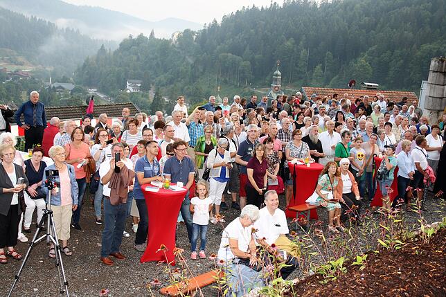 Zahlreiche Besucher wohnten am Samstagabend der Enthüllung bei. Bild: Andreas Böhm