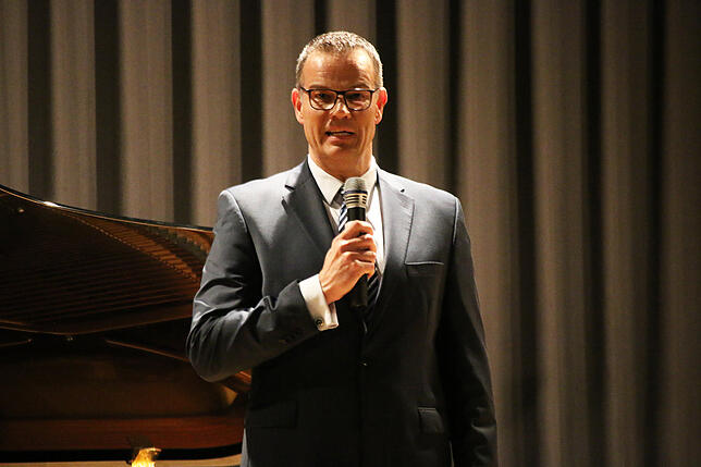 Richard Rheindorf, der Direktor des Augustinums Meersburg, begrüßte knapp 300 Besucher zum Benefizkonzert.
