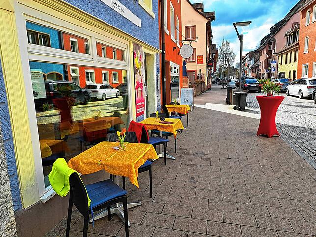 Bei dieser frühlingshaft dekorierten Außenbestuhlung in der Färberstraße dürfte es beim Durchgang für Passanten gewiss keine Probleme geben.
