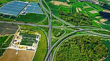 Kurz nach dem Kreuz Hegau konnten Streifenpolizisten den Autofahrer von der Straße lotsen und kontrollierten ihn anschließend auf einem ...