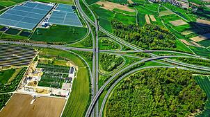 Kurz nach dem Kreuz Hegau konnten Streifenpolizisten den Autofahrer von der Straße lotsen und kontrollierten ihn anschließend auf einem ...