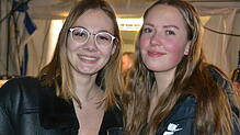 Alicia Moser (links) und Rosalie Stanulla aus Hohenfels feierten nach dem Klangfeuerwerk im Partyzelt der Wolkenschieber Heiligenberg ...