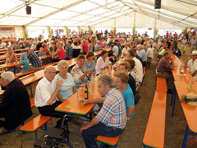 Das Festzelt füllte sich am Sonntagmittag zunehmend. Auch viele Reichenauer nutzten die Gelegenheit zum Mittagessen.