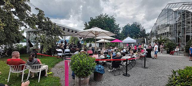 Die Überlinger Bigband &bdquo;Eigentlich e&lsquo; Frauebänd&ldquo; spielt hier im LGS-Sommer auf der kleinen Bühne in den Villengärten. ...