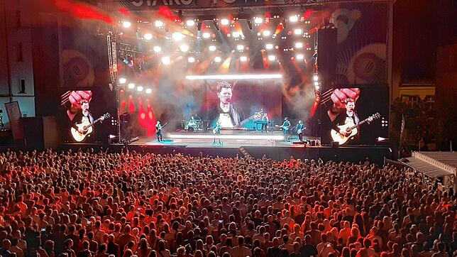 Michael Patrick Kelly bot ein fulminantes Spektakel auf der Showbühne, das die rund 6000 Besucher begeisterte.