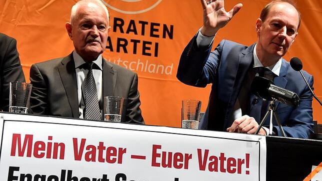 Der Satiriker und Europaabgeordnete der Spaß-Vereinigung «Die Partei», Martin Sonneborn (r), stellt am 09.02.2017 in Berlin seinen Vater ...