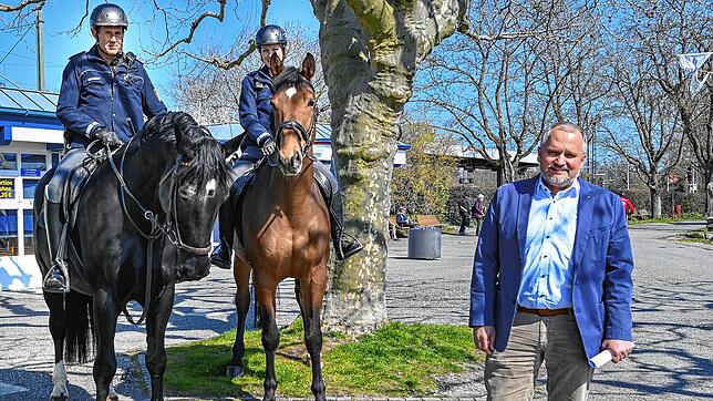 Im Einsatz für die Corona-Verordnungen: OB Martin Staab an der Radolfzeller Mole mit Polizeioberkommissar Walter Horländer und ...