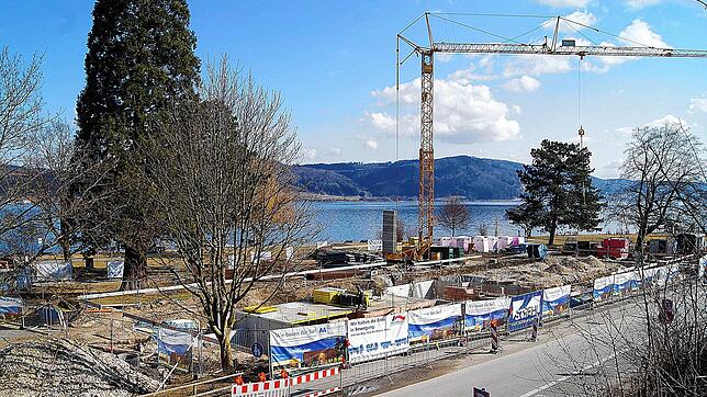 Nach dem Abriss der Obsthalle und des alten Rathauses wurde in Bodman an derselben Stelle das Seeum gebaut. Dieses Foto entstand im März ...