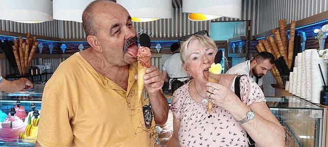 Dieses Pärchen stellt sich bereitwillig für ein Foto zur Verfügung &ndash; die beiden waren begeistert vom Eis im D&lsquo;Oro Gelato. ...