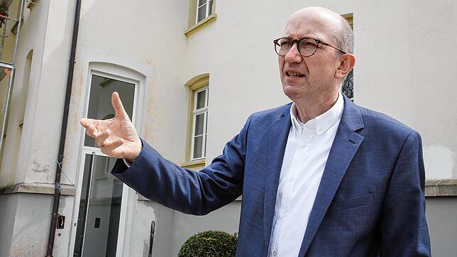 Amtsgerichtsdirektor Johannes Daun vor dem Amtsgericht Singen: Er wird nun wieder nach Waldshut-Tiengen wechseln.
