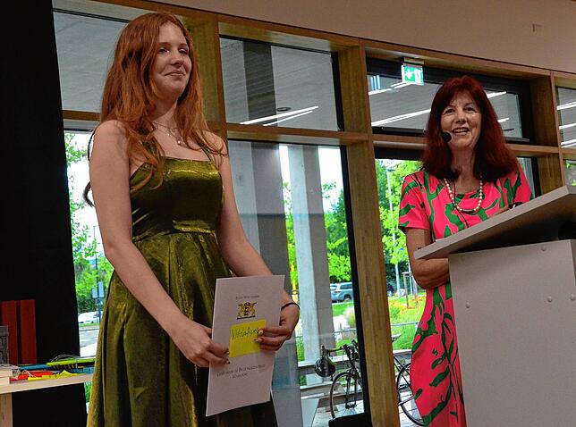 Schulleiterin Diana Amann (rechts) gratuliert Anna Ziegler zum Wirtschaftspreis des Markdorfer Wirtschaftskreises.