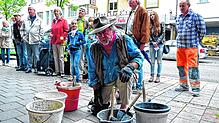 Gunter Demnig, Initiator der Stolperstein-Aktion (hier bei einem Einsatz in Singen), wird jetzt auch erstmals in Hilzingen erwartet.