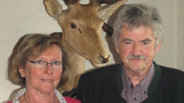 Rosemarie und Peter Kaiser, Wirtsehepaar des „Hirschen“ in Mutterslehen, nehmen anlässlich des 70. Geburtstages von Peter Kaiser nach 40 ...
