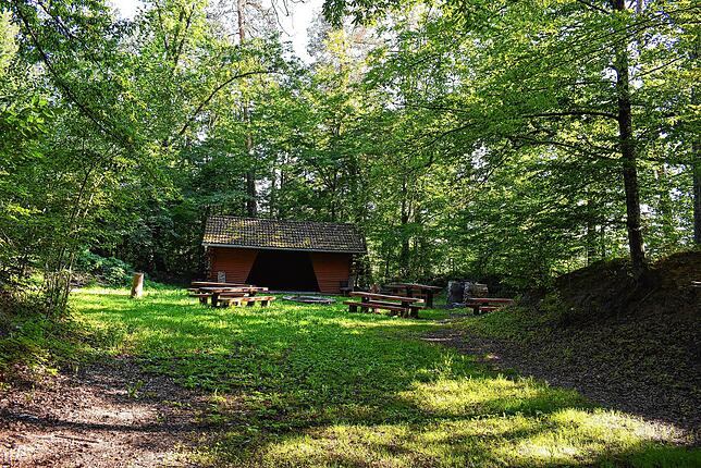 Zur Rast lädt der Grillplatz mit Hütte am Ende des Katzenbuckwegs in Untermettingen ein.
