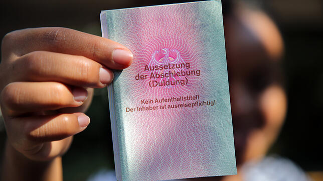 Das Asylrecht in der EU ist noch nicht einheitlich. Das hat sich die EU-Kommission aber zum Ziel gesetzt. Auf dem Bild hält eine junge ...