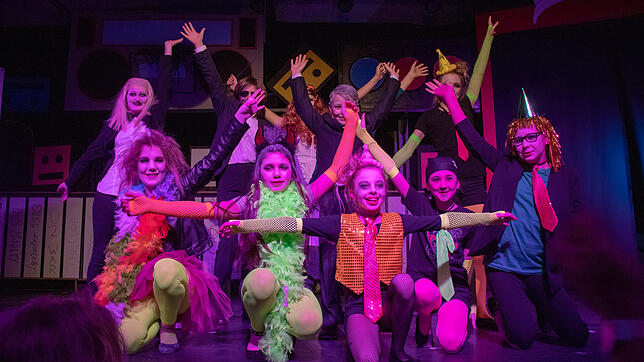 Neonfarben: Die Youngsters wirbelten als "Rocky Horror Picture Show" über die Bühne.
