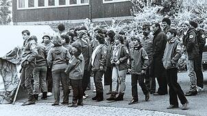 Das Bild zeigt eine Übung des Jugendrotkreuz 1986 am Deutenberg-Schulzentrum. Foto: DRK Kreisverband
