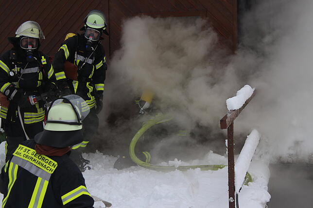 Bild 17: Feuerwehr kann Hof "Im Grund" nicht mehr retten - Sehen Sie hier die Bilder vom Einsatz