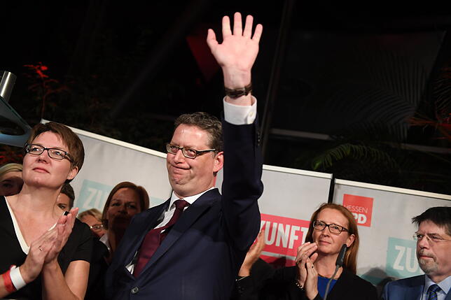 Landtagswahl Hessen - SPD Thorsten Schäfer-Gümbel (SPD), Spitzenkandidat und Landesvorsitzender der SPD Hessen, winkt auf der Wahlparty seiner Partei zur ...