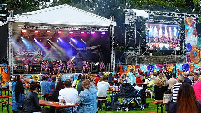 Beschwingt, heiter, authentisch: Die Revue &bdquo;Sommerlaune am See&ldquo; der Narrengesellschaft Niederburg sorgte für gute ...