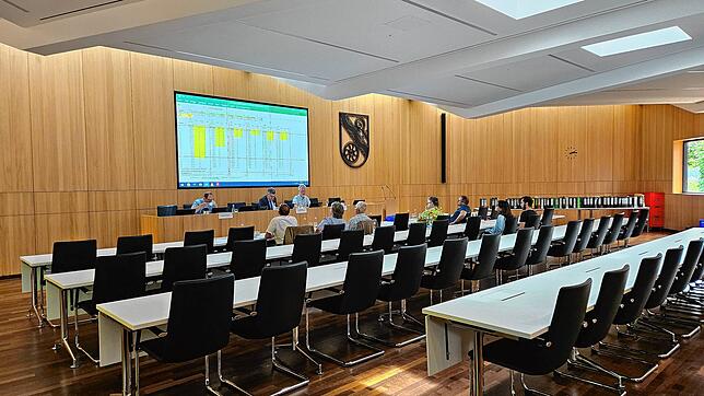 Der Kreistagssaal während der endgültigen Bekanntgabe der Ergebnisse der Kommunalwahl.