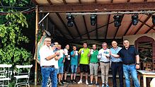 Festausschuss-Vorsitzender Christoph Sosinski (links) zelebriert den Start zum Fest mit Bürgermeister Markus Keller (rechts) und den ...
