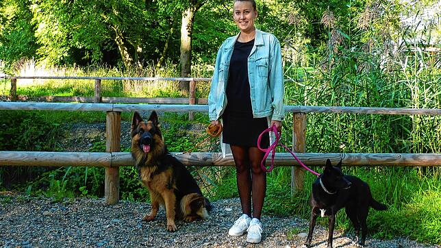 Hier ist kein Durchkommen mehr für Lisa Fach und ihre Hunde Pumba (links) und Chance. Der Seeuferweg in Stromeyersdorf ist seit Monaten ...