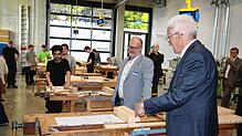 Ministerpräsident Winfried Kretschmann besuchte beim Rundgang durch die neue Bertha-Benz-Schule die Schreinerlehrlinge, wo ihm ...