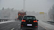 Der Winterdienst macht die Straße für den Verkehr auf der B33 bei Singen frei: Umgestürzte Bäume sorgten am Freitag aber für etliche ...