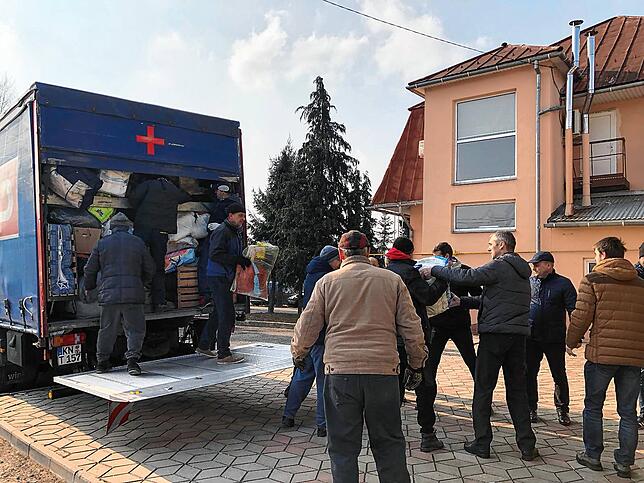 Bild 6: Mit dem Mühlinger Hilfsgüterkonvoi unterwegs in die Ukraine: Bilder von der Fahrt und dem Entladen
