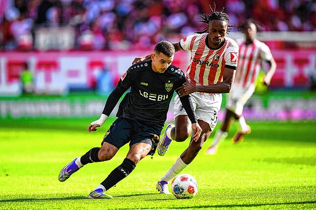 Badredine Bouanani (l, VfB Stuttgart) in Aktion gegen Jordy Makengo (SC Freiburg).