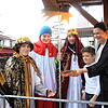 Die Sternsinger Levi (von links), Manuel, Julius und Philipp überbringen Robin und Anita Moser aus Immenstaad ihren Segen und bekommen ...