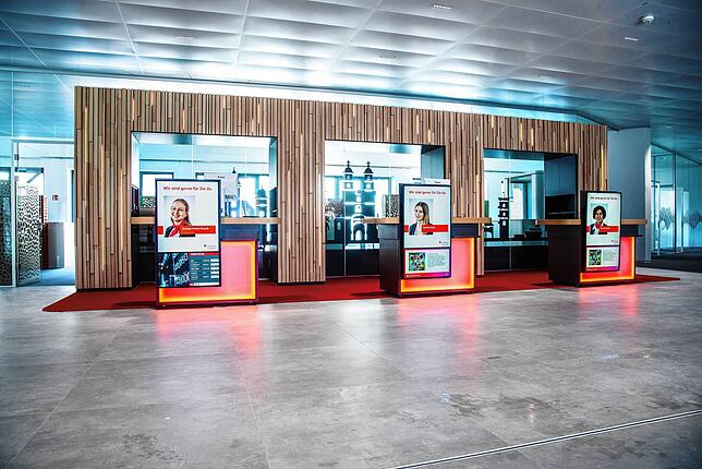 Blick ins Foyer des neuen Sparkassencenters. Hier befindet sich auch der Selbstbedienungsbereich.