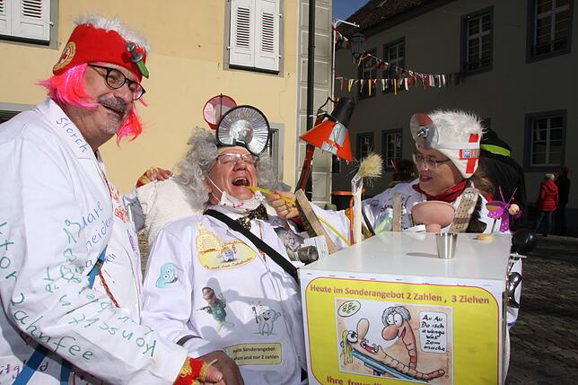 Au Backe. Das Ärzteteam der Konschstanzer Lausbuebe ist ganz versessen auf Zähneziehen.