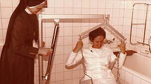 Schwester Theoponta und Dorfschwester Klara probieren auf diesem undatierten Foto den Badelifter in der Krankenstation aus. Vor genau 50 ...