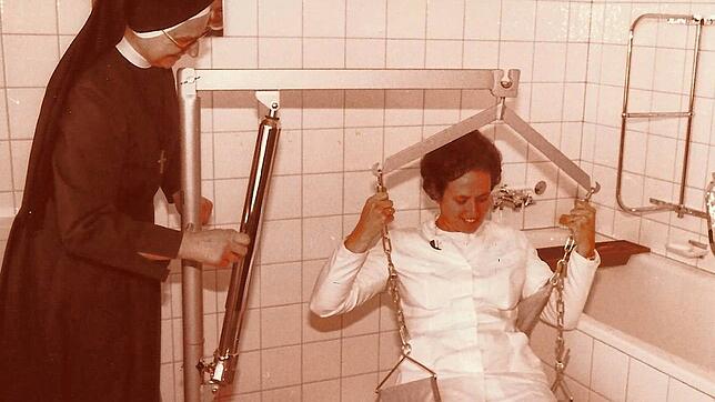 Schwester Theoponta und Dorfschwester Klara probieren auf diesem undatierten Foto den Badelifter in der Krankenstation aus. Vor genau 50 ...