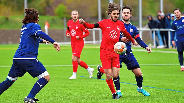 Bereicherung im Mittelfeld: Tammo Heinzler (Mitte) spielt seit Herbst für den FC Tiengen 08. Der 28-Jährige kam aus privaten Gründen an ...